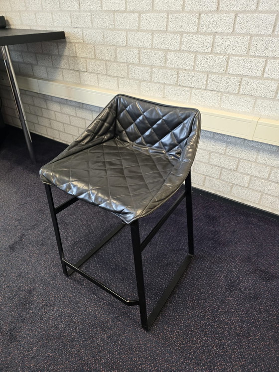 Image 1 of 3 elegantes taburetes de bar para cocina de Piet Boon con base negra antracita.