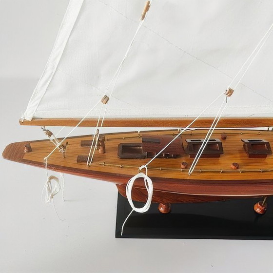 Image 1 of Maquette de voilier en bois Vintage Endeavour