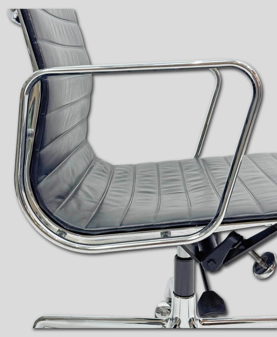 Image 1 of Vitra Aluminiumstuhl EA117 Schwarzes Leder