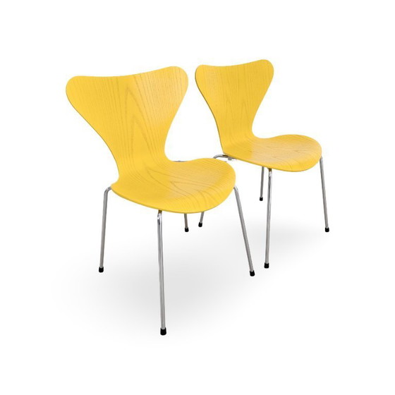 Image 1 of Juego de 2 sillas Fritz Hansen Serie 7, diseño de mediados de siglo, color amarillo, de Arne Jacobsen.
