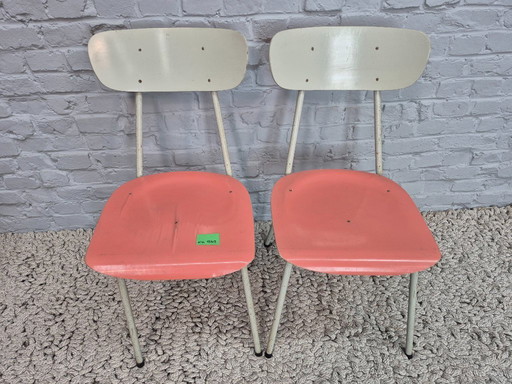 Sillas industriales de madera en tonos salmón-melocotón y gris suave, juego de dos – Países Bajos, década de 1950