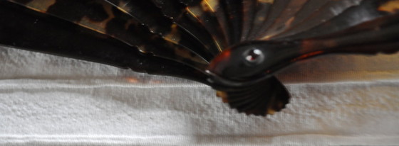 Image 1 of Fächer aus Spitze und Schuppen, monogrammiert, um 1800 (Ref. 3641)