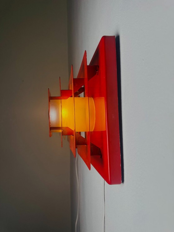 Lampade da parete piramidali multistrato di colore rosso, prodotte da Hustadt Leuchten, Germania, anni '70. (photo 4 of 6)