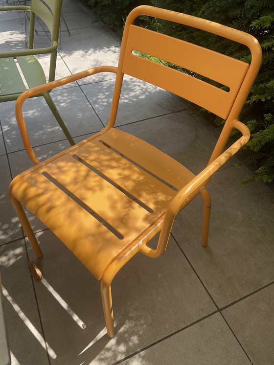 Image 1 of Sillas de jardín: rojo, verde, azul, naranja.