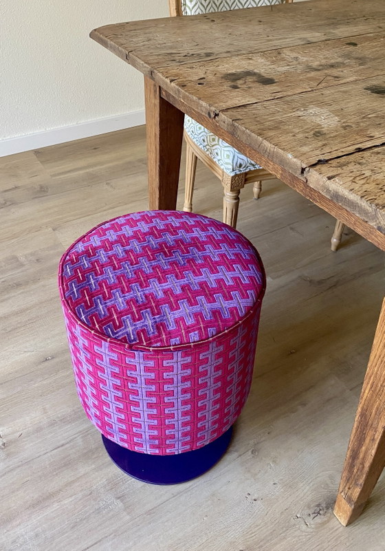 Un oggetto d'arredo unico e accattivante, realizzato con materiali di riciclo: un pouf con il design di (photo 7 of 12)