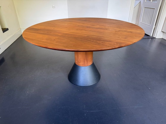 Image 1 of Mesa de comedor Arco Balance tapa de madera maciza (136 cm)