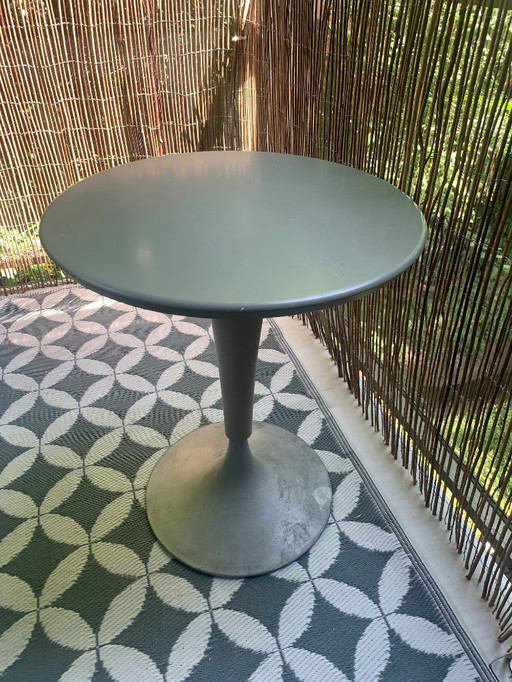 Stoelen Dr. NO van Philippe Starck voor Kartell en tafel DR. NA van Philippe Starck voor Kartell.