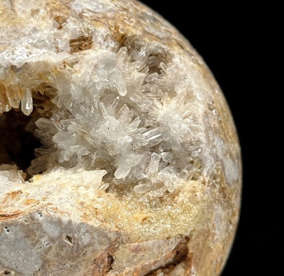 Image 1 of Duo de sphères de cristal de roche en quartz avec druses sur supports dorés
