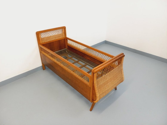 Image 1 of Lit bébé vintage en bois de chêne et rotin des années 60
