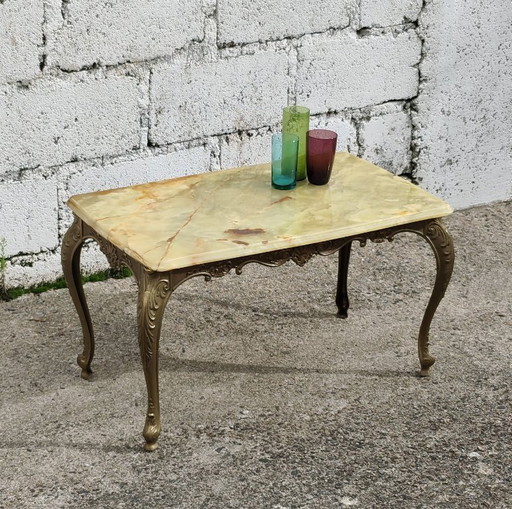 Tavolino da caffè vintage francese con piano in onice e gambe in metallo ornato