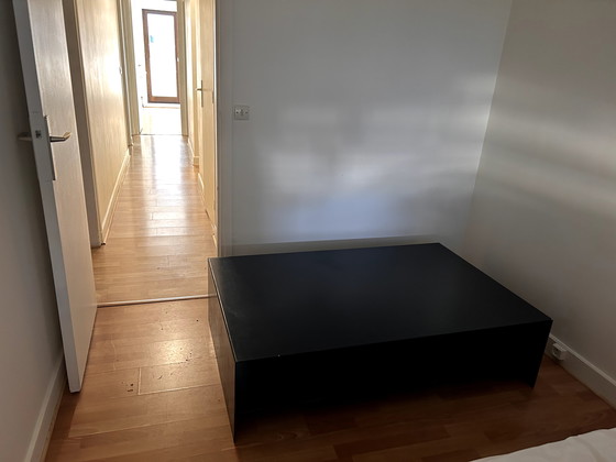 Image 1 of Mesa de centro de diseño de metal negro