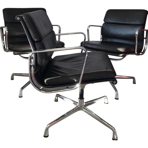 Poltrona vintage in pelle marrone con imbottitura morbida di Eames