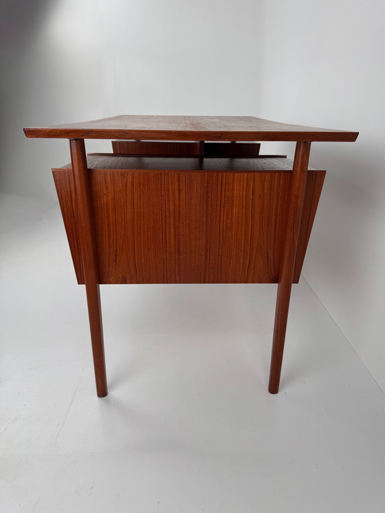 Image 1 of Dänischer Chefschreibtisch aus Teakholz – Eleganter Arbeitsplatz im Stil der Mitte des 20. Jahrhunderts