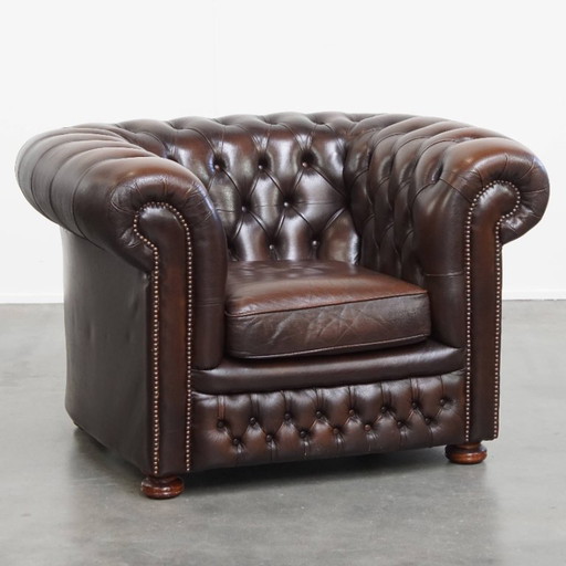 Engelse rundleren chesterfield fauteuil met een comfortabele zit