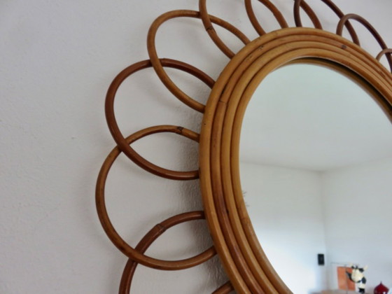 Image 1 of Autentico specchio "a fiore" in rattan e bambù risalente agli anni '60 e '70.