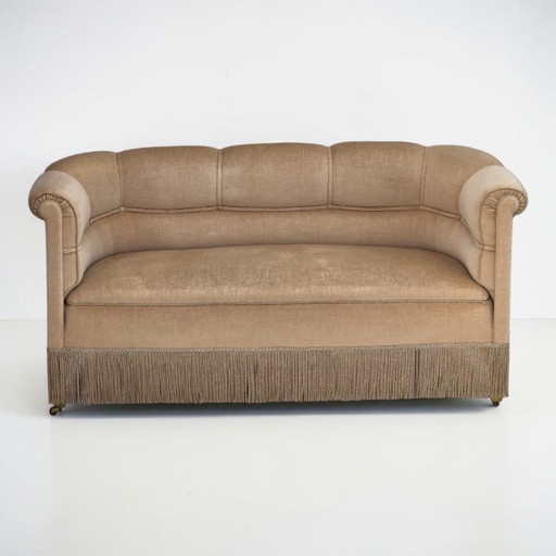 Deense tweezitsbank uit de jaren 50, bekleed met meubelvelours en voorzien van teakhouten poten.