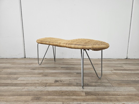 Organisch geformte Rattan- und Metallbank, Ikea, Bänke, Beige, Organic Modern (Foto 2 von 9)