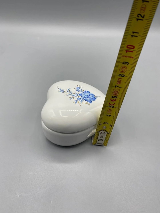 Hartvormig porseleinen doosje met blauw bloemenmotief en gouden accenten. – Decoratieve objecten, Porcelain (photo 5 of 5)