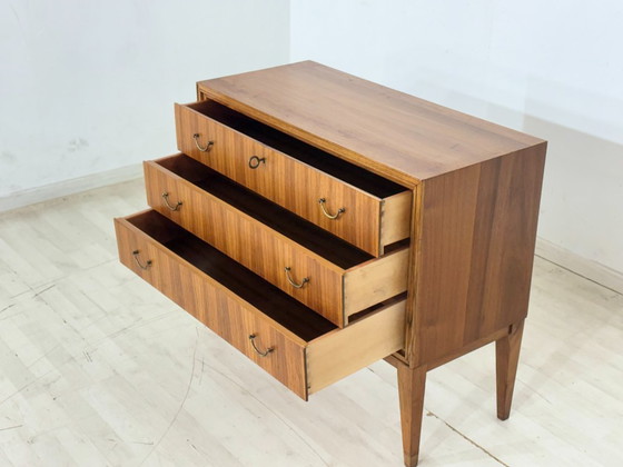 Image 1 of Commode style années 60 – Meuble vasque vintage en noyer avec poignées en laiton