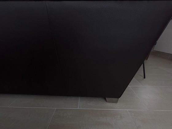 Image 1 of Banquettes en cuir, dont une avec méridienne.