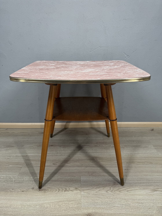 Image 1 of Table d'appoint pivotante vintage – Plateau en formica aspect marbre rose – Style années 50