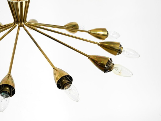 Image 1 of Rarissimo splendido lampadario a 12 bracci in ottone del Mid Century con paralumi in vetro opalino