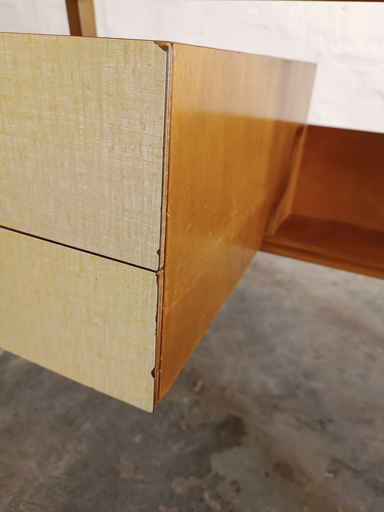 Image 1 of Scrivania vintage di piccole dimensioni, in legno e laminato.