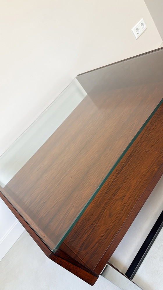 Image 1 of Vintage palissander houten salontafel met glazen bovenblad en metalen onderstel