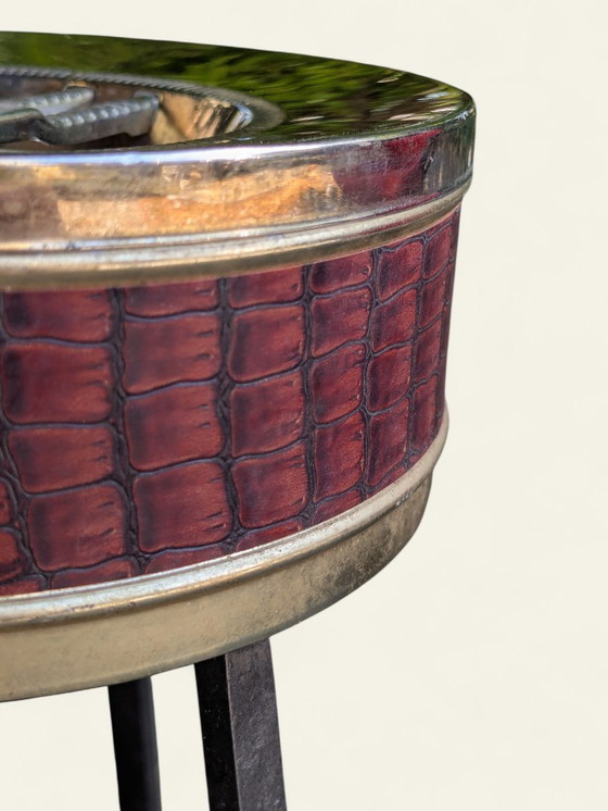 Image 1 of Raro posacenere d'epoca in piedi anni '60/'70 con ripiano in teak e aspetto in pelle di serpente rossa