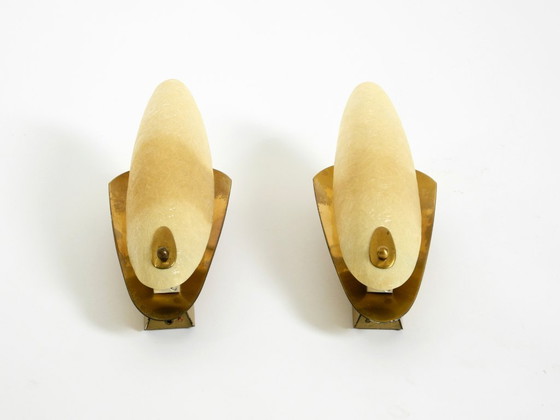 Image 1 of Una coppia di bellissime applique da parete in ottone in stile Mid-Century Modern con paralumi in fibra di vetro.