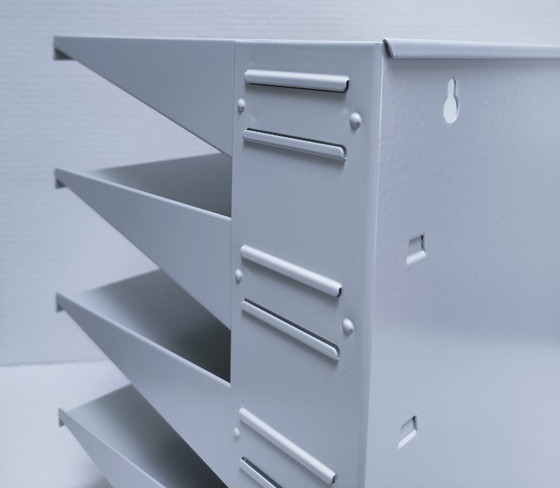 Image 1 of Estantería de pared de metal lacado de diseño