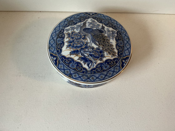 Image 1 of Ronde Japanse porseleinen doos, blauw en wit, met pauwenmotief - Gemaakt in Japan