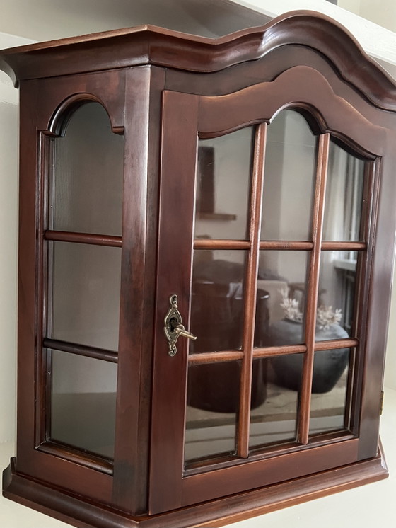 Image 1 of Vitrina de pared con sello original de taller danés y número de inspección.