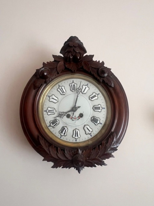 Antieke houten wandklok, handgesneden massief houten omlijsting