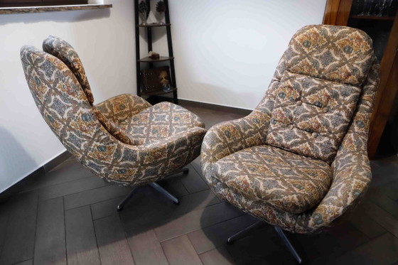 Image 1 of Set van 2 vintage draaibare fauteuils met hoge rugleuning en abstracte bekleding.