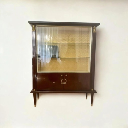 Vintage vitrinekast in Franse Empire stijl. Art Déco vitrinekast met messing elementen op mahoniehout en brokaatstof