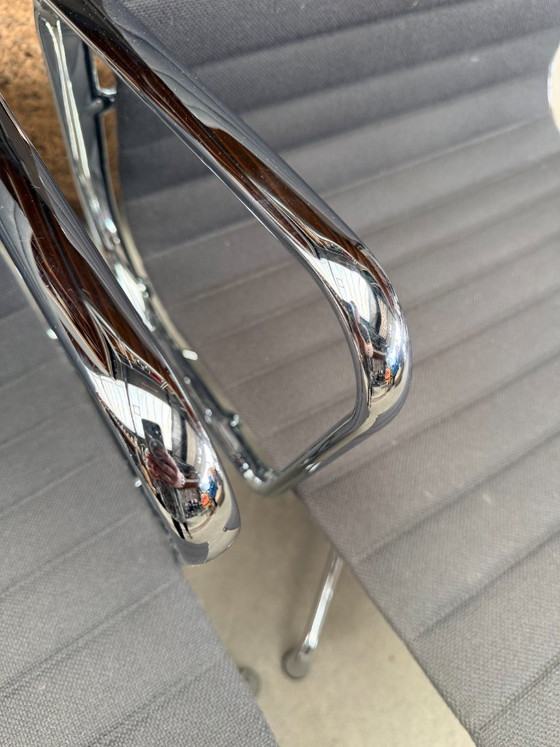 Vitra Eames EA108, Charles y Ray Eames (stock: 7) – Sillas de conferencia, Textil, Aluminio (photo 5 of 23)
