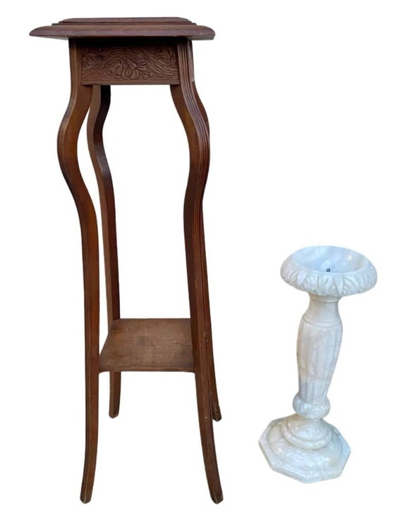 Image 1 of Conjunto de dos columnas antiguas de alabastro y madera sobre encimeras de mármol.