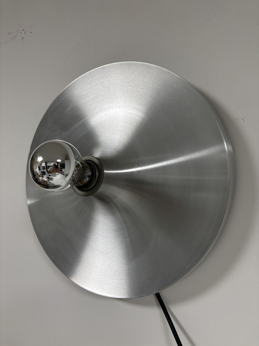 Grote Discus wandlamp ontwerp Charlotte Perriand voor Les Arcs, jaren 70.