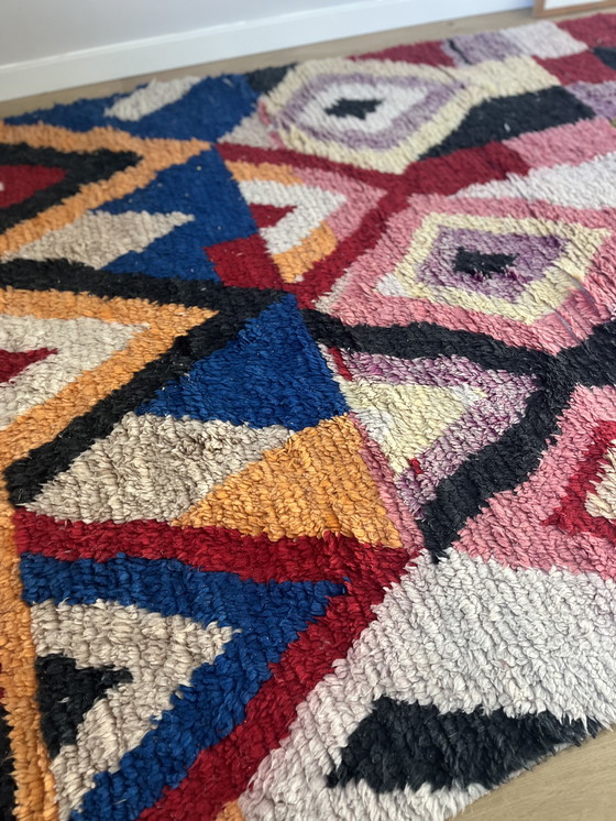 Image 1 of Prachtig, origineel handgeknoopt wollen Berber tapijt gekocht in Zuid Spanje. De afmetingen zijn 160 x 230 cm. Een uniek en kleu