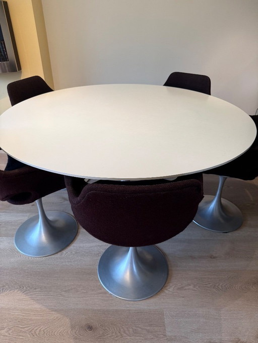 Vintage design tulip table with 5 tulip chairs, Tabacoff style