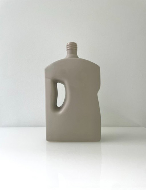 Keramikvase in Form einer Waschmittelflasche
