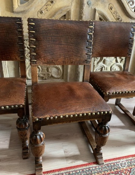 Image 1 of Un conjunto de 4 sillas cromwellianas a juego