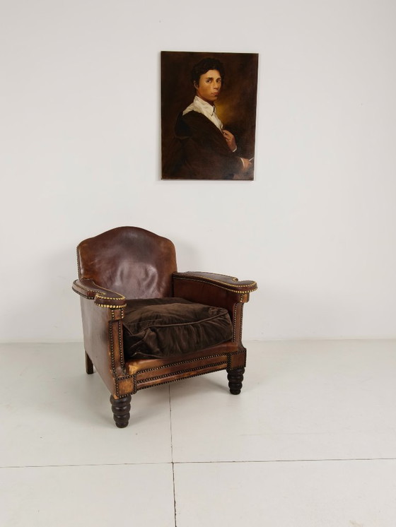 Image 1 of Poltrona club in pelle anticata - con dettagli classici con borchie