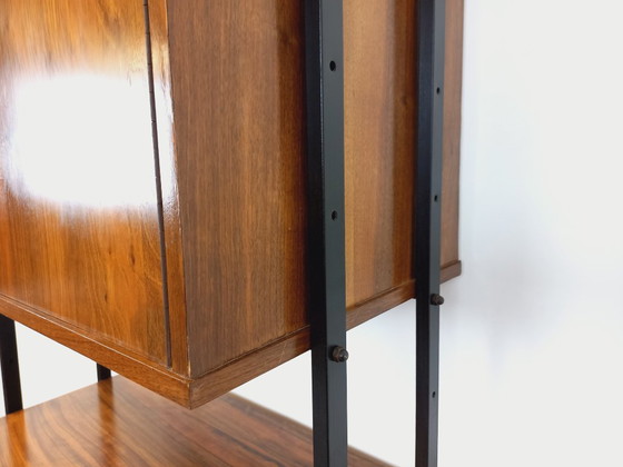 Image 1 of Bibliothèque étagère italienne modulable vintage en bois de noyer et métal des années 60
