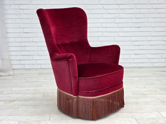 Image 1 of Poltrona danese con schienale alto, anni '70, rivestimento in velluto rosso, legno di faggio.