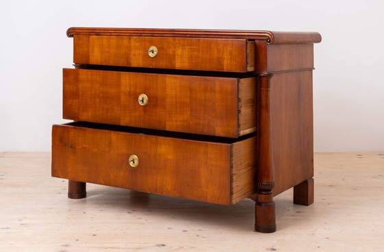 Image 1 of Cómoda Biedermeier de madera de cerezo, mediados del siglo XIX.