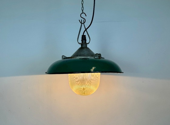 Image 1 of Lampada a sospensione in ghisa smaltata verde industriale, anni '60