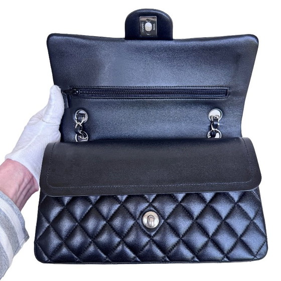 Chanel Classic Flap Medium – Crossbody bags, Lambskin (photo 3 of 16)