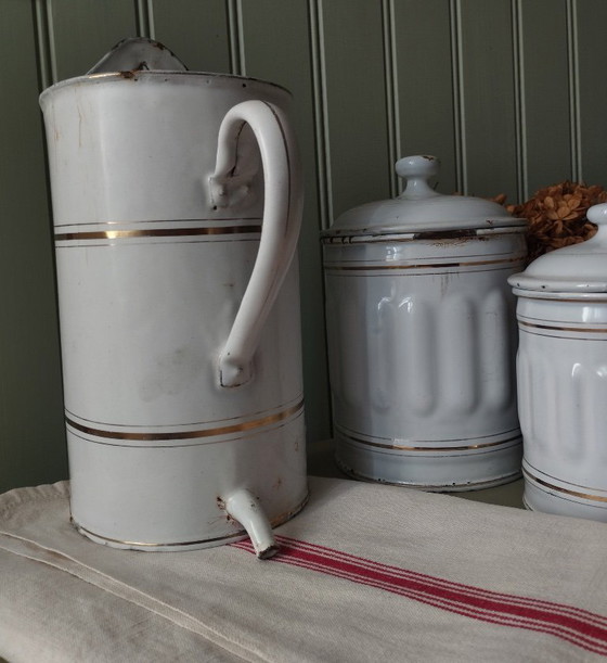 Image 1 of Antieke, wit geëmailleerde metalen klysma-pot/fontein met gouden rand.